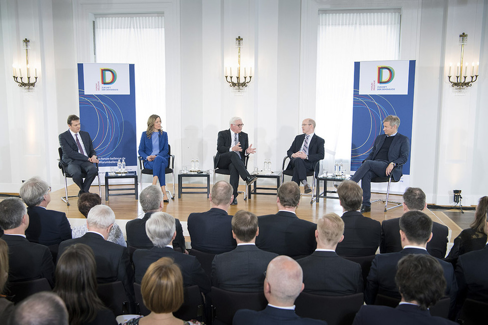 Bundespräsident Frank-Walter Steinmeier bei der Podiumsdiskussion 'Fakt oder Fake? Über einen bedeutenden Unterschied für die Demokratie' mit Michael Butter, Julia Stein, Jeff Mason und Ulf Poschardt im Schloss Bellevue